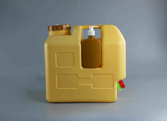 Cubo de agua de 8 galones con grifo y botella de loción de jabón líquido para exteriores